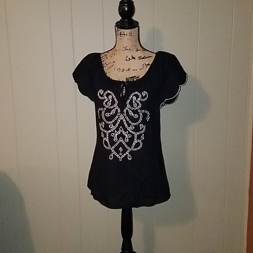 SUGER 17- Black and White Embossed fluted Sleeve Top